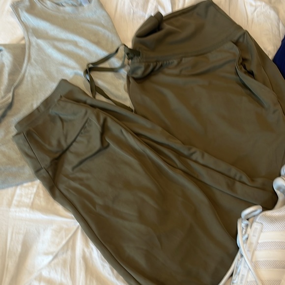 Bundle of two Fabletics joggers - Picture 2 of 7